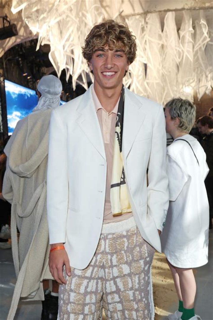 Wyatt Dowling: The Rising Star in the Entertainment Industry